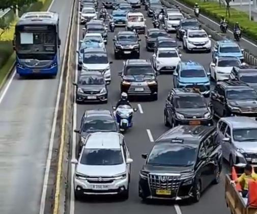 Siapa Pengguna Mobil Pelat RI 36 yang Viral Dihalangi Taksi Alphard? Menteri Komdigi?