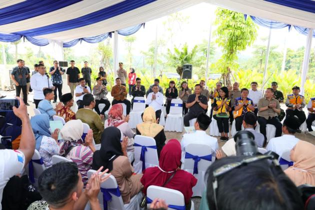 Tegaskan Kepastian Hukum Tanah Warga Negara, Menko AHY dan Wamen Ossy Serahkan...