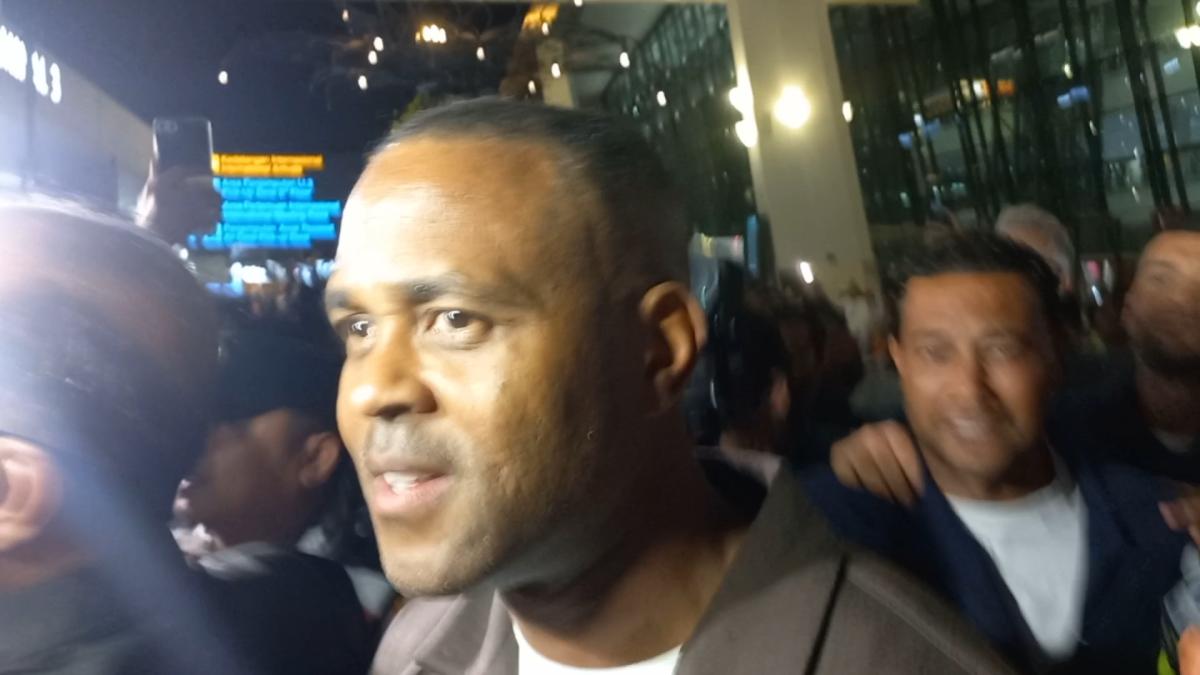 Patrick Kluivert Tiba di Indonesia: Gaya Elegan dan Disambut Antusias Suporter Timnas!