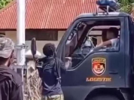 Viral! Aksi Pria di Papua Hentikan Truk Polisi, Reaksi Warganet Geger