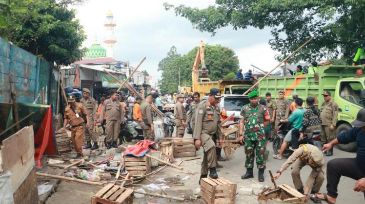 Kawasan Pasar Sipon Tangerang Kembali Ditertibkan, Kali Ini Pakai Alat Berat