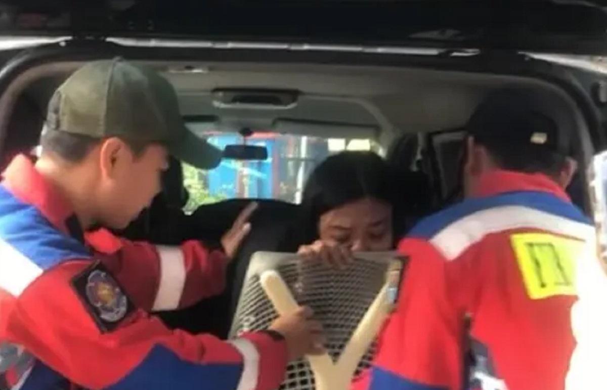 Kocak! Wanita Cantik Terjebak Piercing Hidung di Kursi Roda, Petugas Damkar Turun Tangan