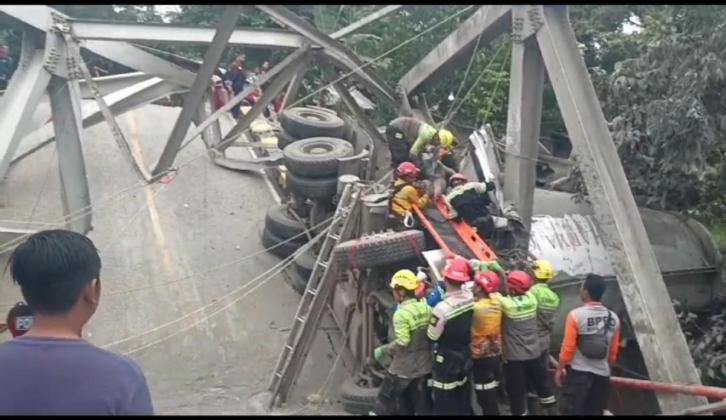 Truk Overload Hancurkan Jembatan S. Busui, Lalu Lintas Berantakan di Ruas Batuaji - Kuaro