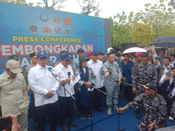 KKP Bersama Gabungan Instansi Maritim Bongkar Pagar Laut Tangerang