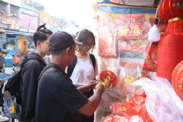 Penjual Pernak Pernik Khas Imlek Mulai Ramai di Kawasan Pasar Lama Tangerang