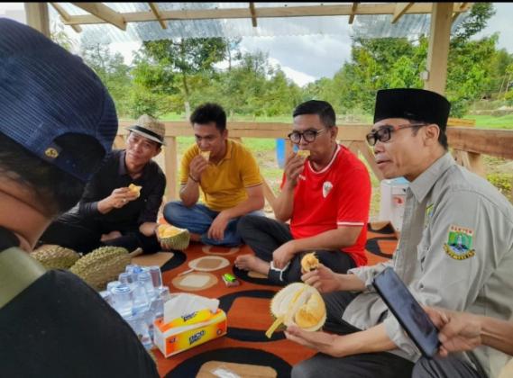 Isi Hari Libur, Andra Soni Santap 3 Jenis Durian Hasil Petani Lebak