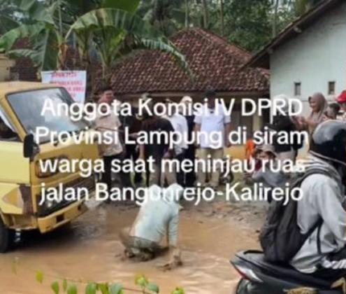 Insiden Penyiraman Anggota DPRD Lampung Viral, Warga Protes Kondisi Jalan Rusak