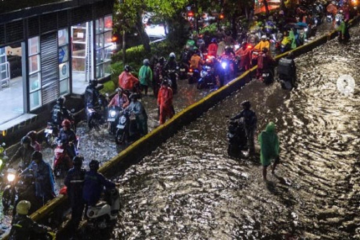 Diguyur Hujan Intensitas Tinggi, Sekitar Monas Terendam Banjir