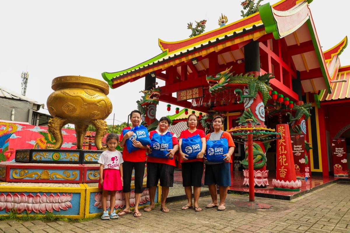 Semangat Berbagi di Tahun Baru Imlek 2025, BRI Peduli Salurkan Bantuan Sembako Bagi Warga di Tangerang dan Singkawang
