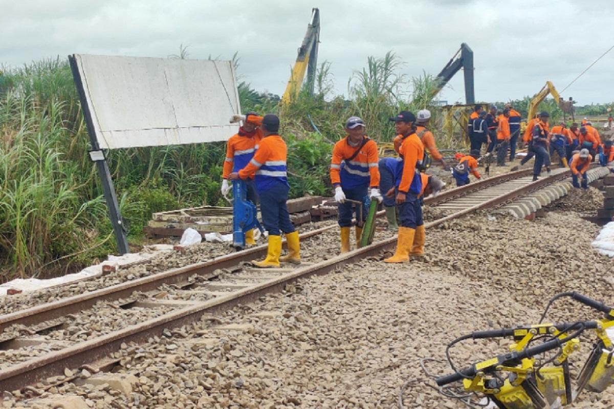 Rel Belum Bisa Dilintasi, Ini Daftar Rute Kereta yang dibatalkan dan Dialihkan Sepekan ke Depan