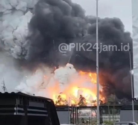 Kebakaran Melanda Gudang Mainan PIK 2, Asap Hitam Membumbung ke Langit