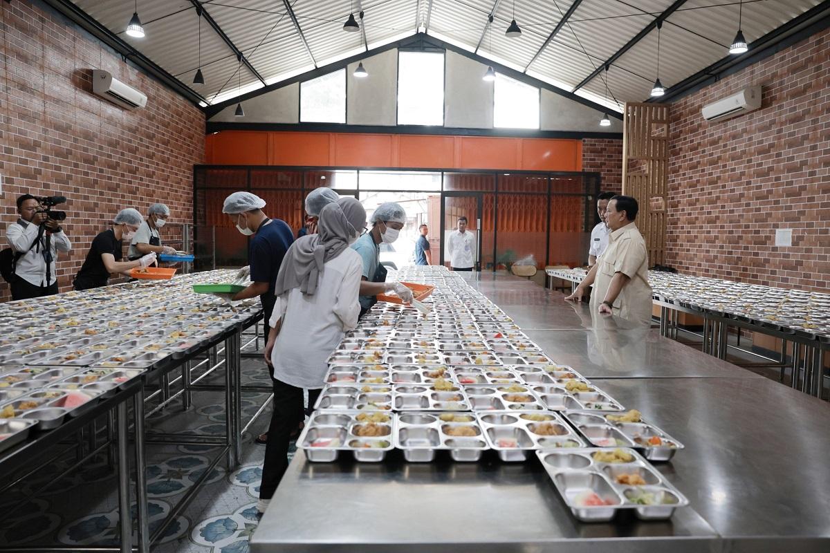 Prabowo Sidak Dapur Umum Makan Bergizi Gratis di Rawamangun