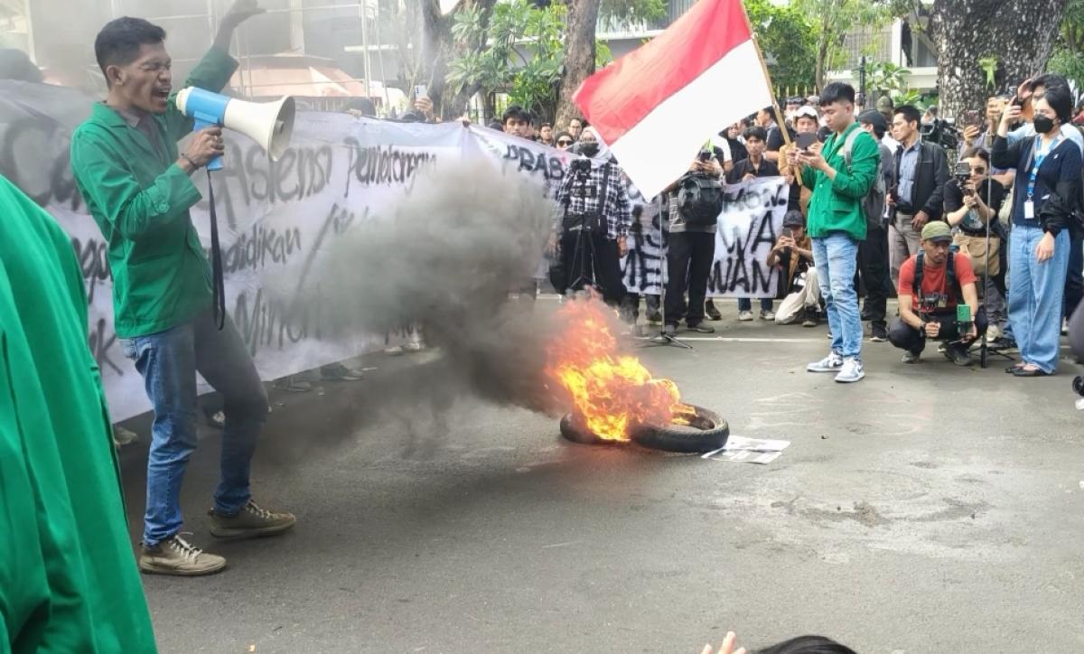 Massa Aksi 'Indonesia Gelap' Bakar Ban, Arus Lalu Lintas Ditutup