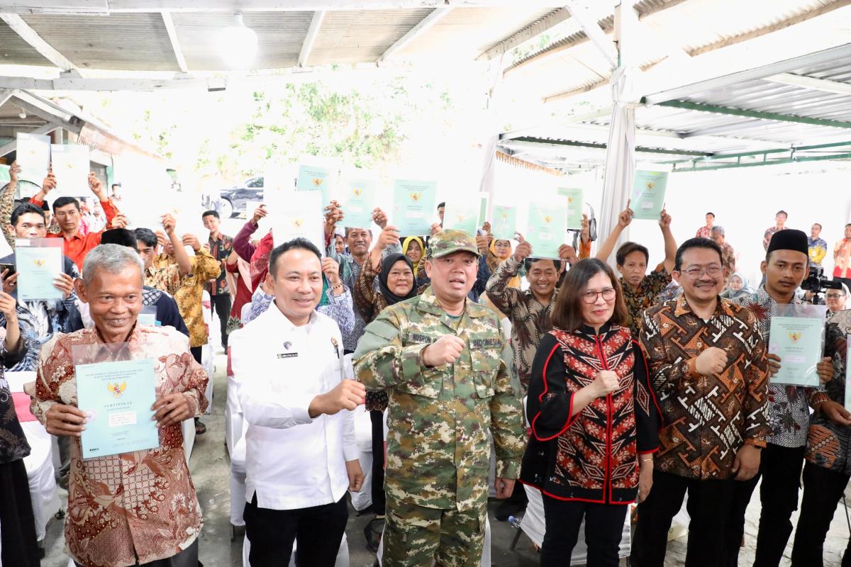 Serahkan 965 Sertipikat Konsolidasi Tanah di Jawa Tengah, Menteri Nusron: Tanah Harus Punya Fungsi Sosial