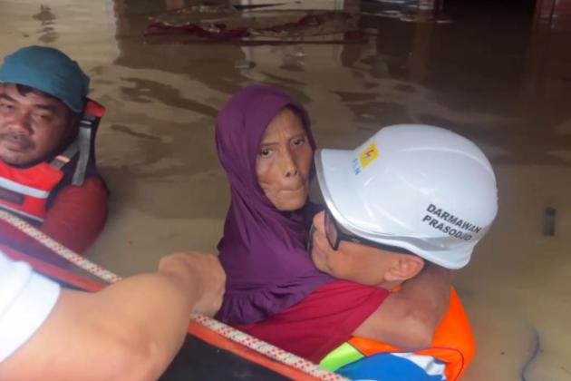 PLN Kontrol Keamanan Kelistrikan, Bantu Evakuasi Warga di Tengah Banjir Bekasi