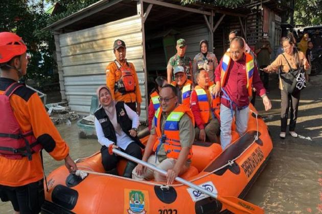 Ketua DPRD Kota Bekasi Tinjau Korban Banjir dan Salurkan Bantuan  