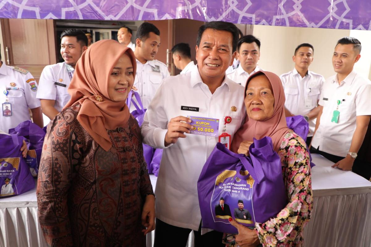 Disambut Antusias Warga, Pemkab Tangerang Bagikan 7.250 Paket Sembako Murah