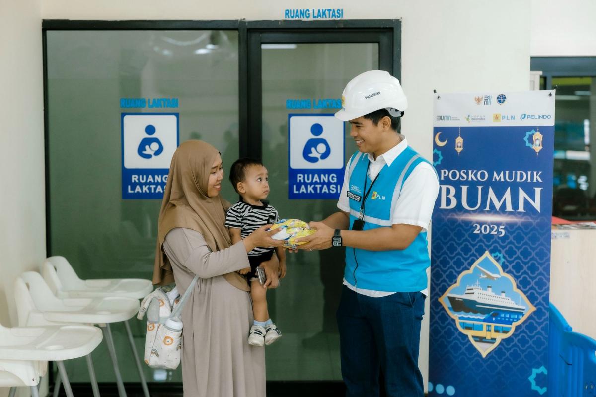 Kisah Petugas PLN Siaga Layani Masyarakat di Posko Mudik BUMN