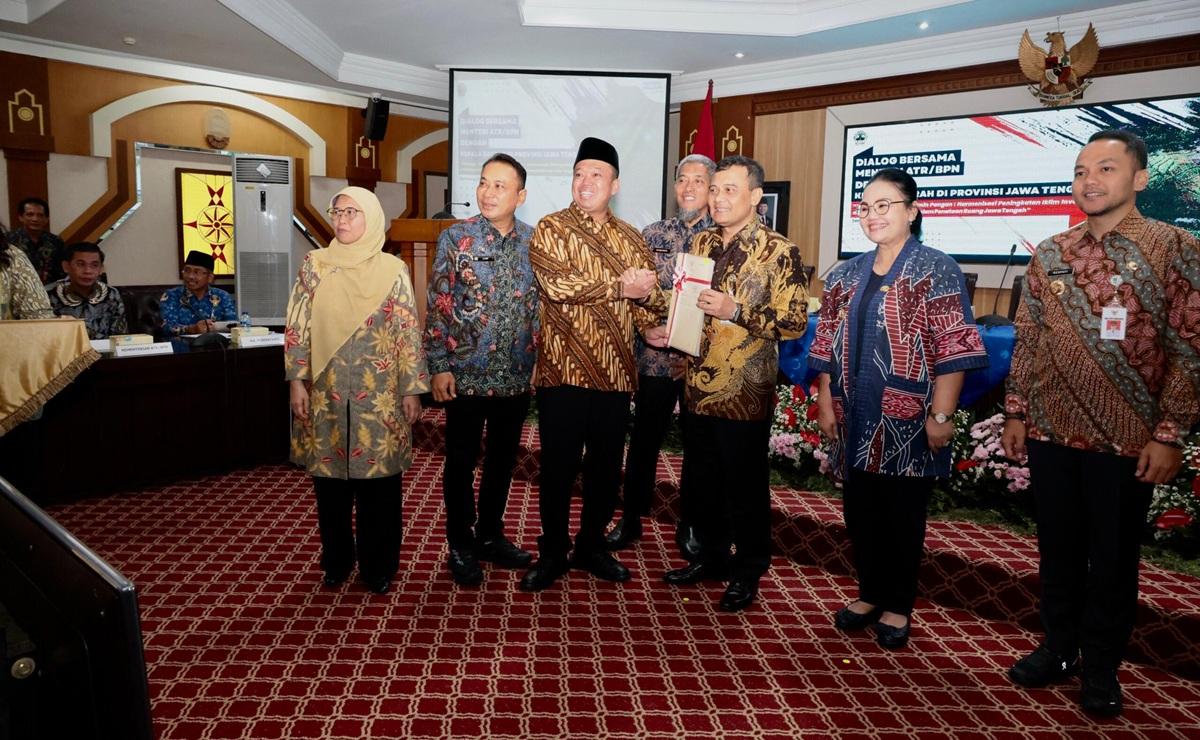 Amankan Aset Negara, Menteri Nusron Serahkan Ratusan Sertipikat Tanah Aset Pemda Se-Jawa Tengah