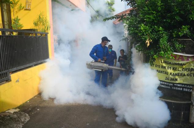 Cegah DBD, Marinir TNI AL Gelar Fogging di Cipedak, Jaksel
