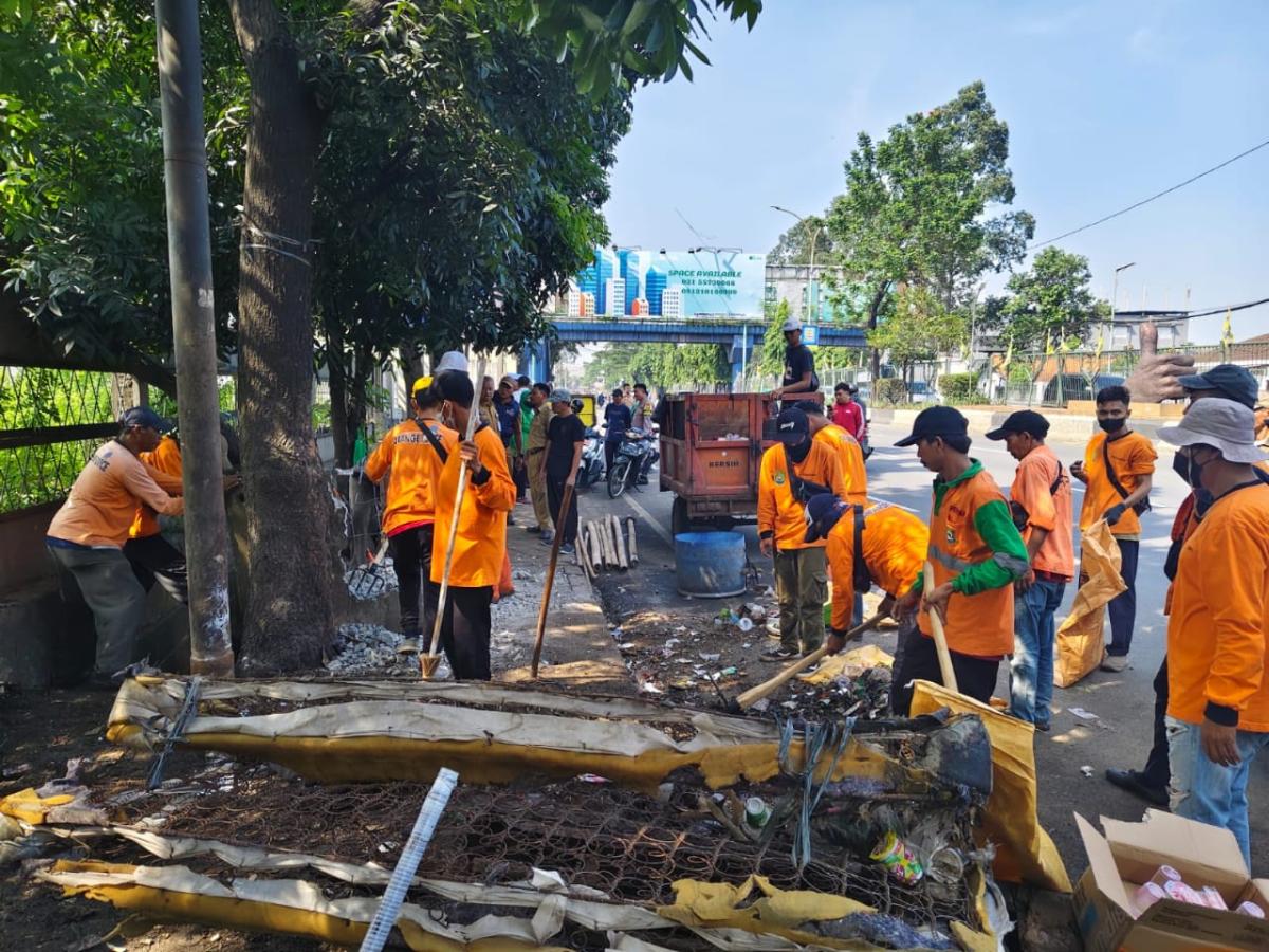 Pemkot Tangerang Bongkar TPS Liar di Jalan Protokol