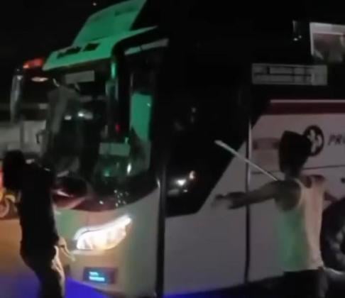 Viral Video Bus Primajasa Diduga Dirusak Kawanan Pengamen di Lampu Merah Tigaraksa Tangerang