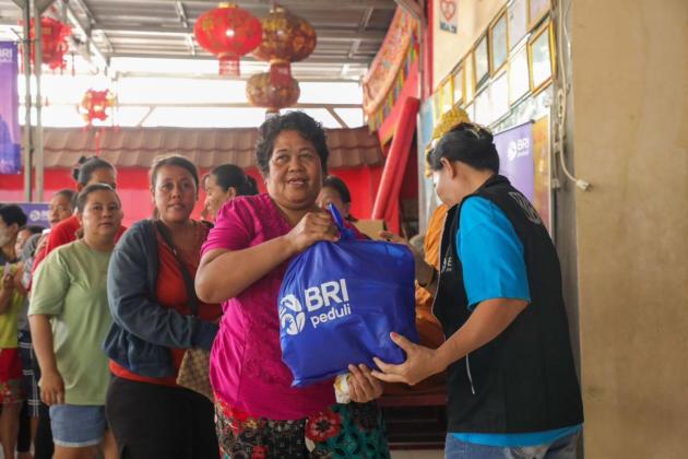 Peringati Hari Raya Waisak 12 Mei 2025, BRI Peduli Salurkan Bantuan Sembako Bagi Ribuan Umat Buddha