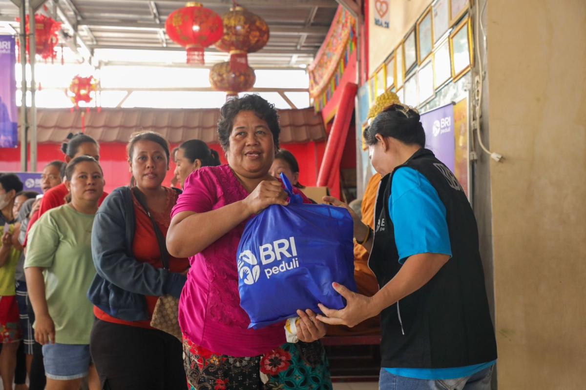 Peringati Hari Raya Waisak 12 Mei 2025, BRI Peduli Salurkan Bantuan Sembako Bagi Ribuan Umat Buddha