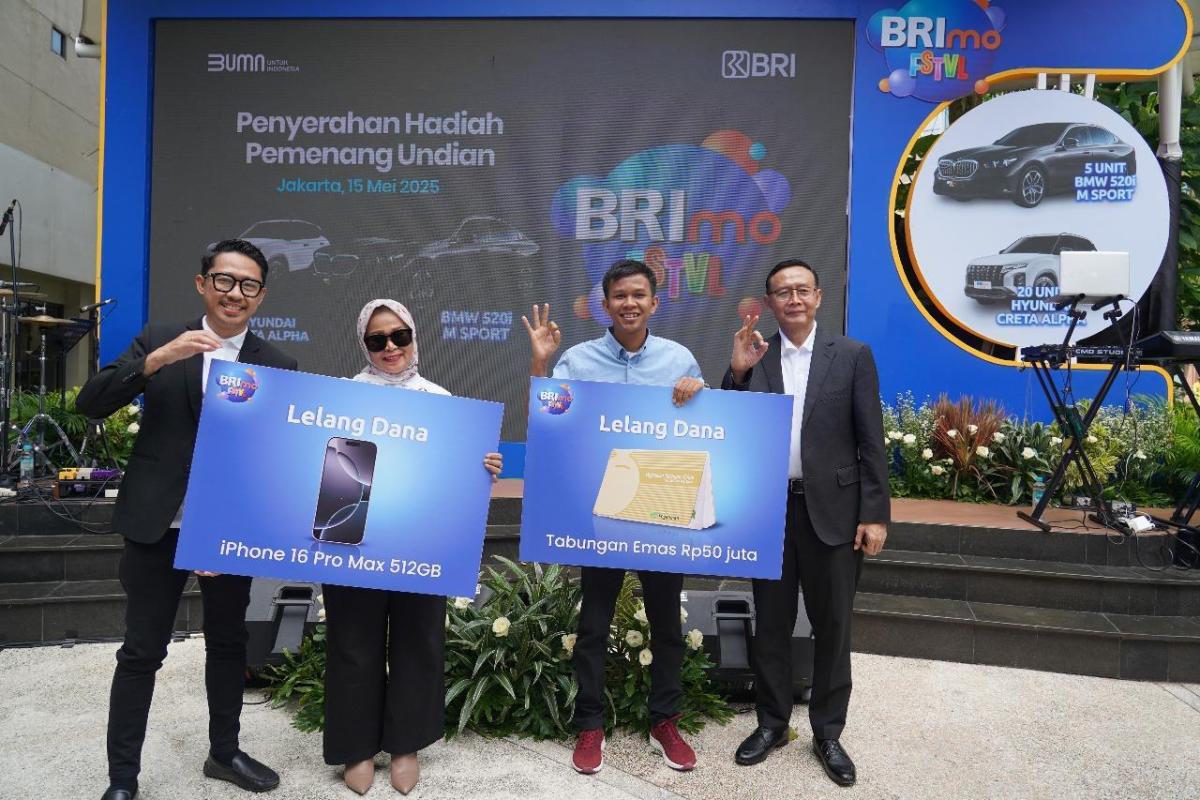 Apresiasi Nasabah Loyal, BRI Serahkan Hadiah BRImo FSTVL 2024 kepada Para Pemenang