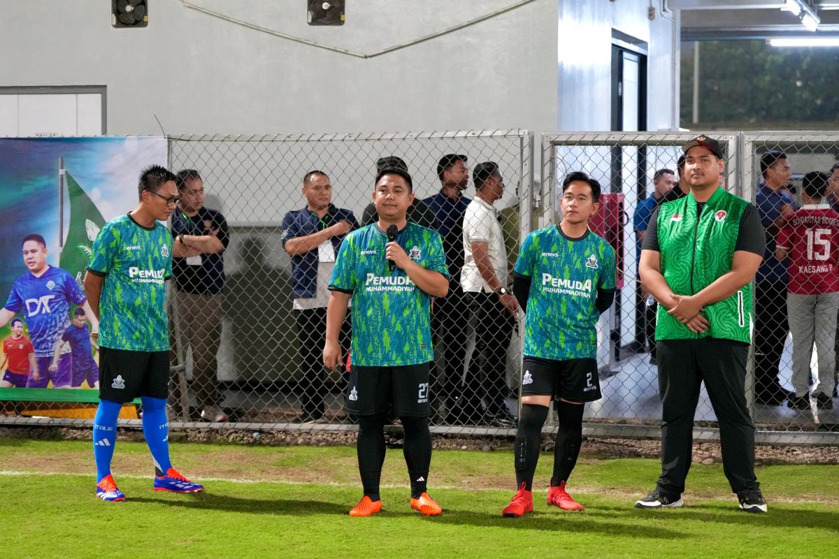 Menpora Dito Tonton Laga Fun Football Pemuda Muhammadiyah yang Diikuti Wapres Gibran
