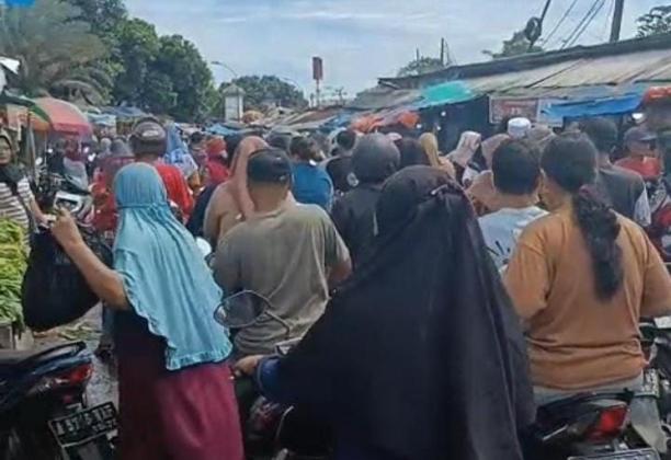 Pedagang Pasar Sentiong Tangerang Keluhkan Keberadaan PKL di Bahu Jalan