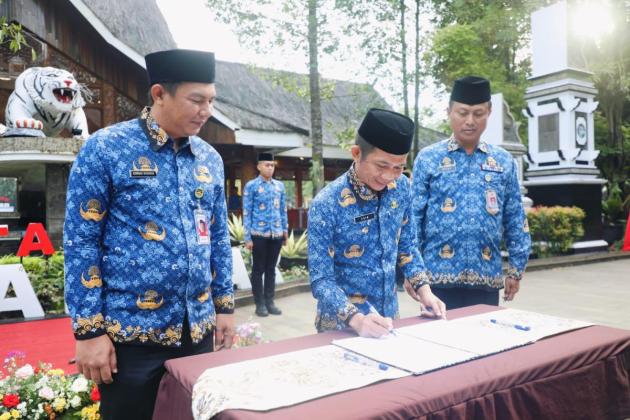 Om Zein Serahkan SK CPNS Formasi 2024: Tantangan Pengabdian sebagai Abdi Negara