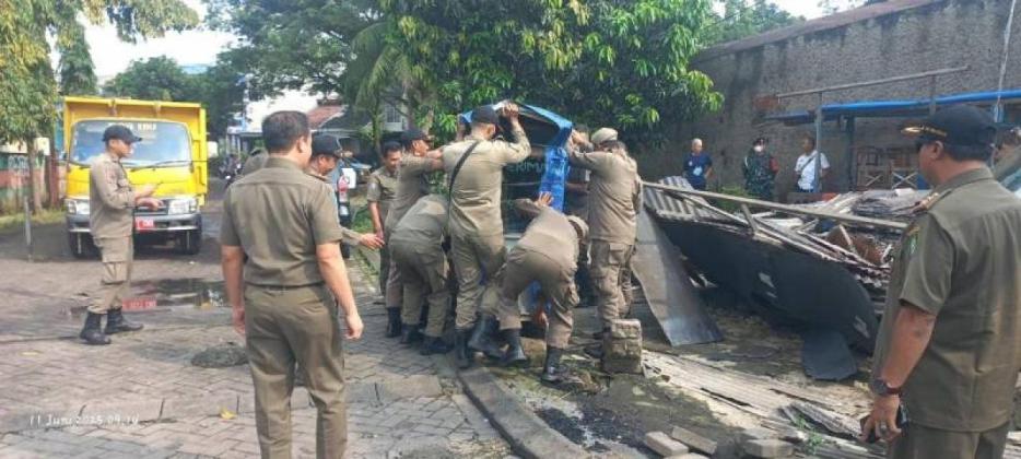 Satpol PP Bongkar Bangli di Cibodas Tangerang