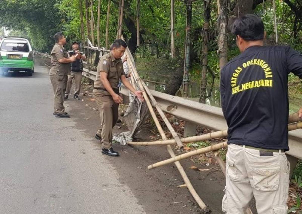Puluhan Spanduk Komersil Tanpa Izin di Tangerang Dibongkar Petugas Trantib