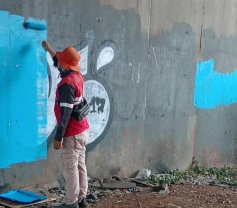 Pemkot Tangerang Bersihkan Vandalisme di Kolong Tol Cipondoh