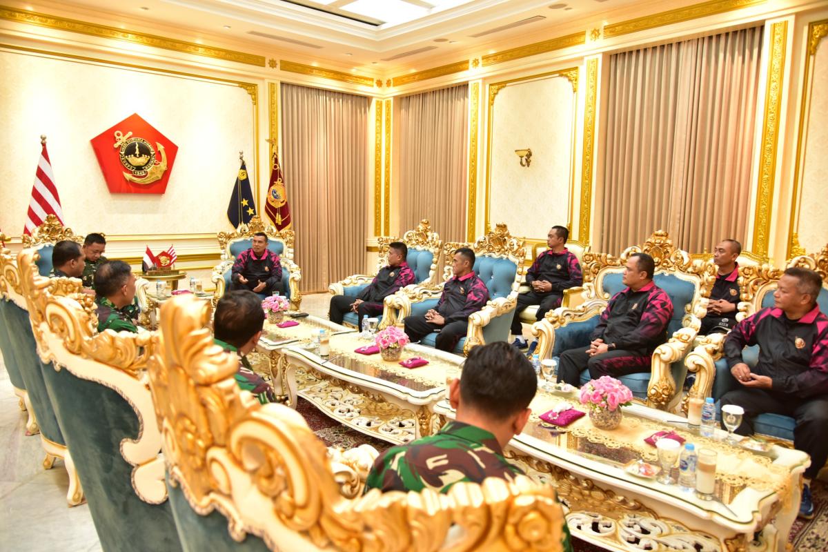 Dankormar Bekali 5 Perwira Terbaik Korps Marinir Athan dan Asathan RI