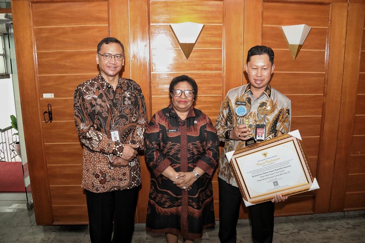 Kemendagri Raih Penghargaan Simpul Jaringan Terbaik Nasional 2025 dari ANRI