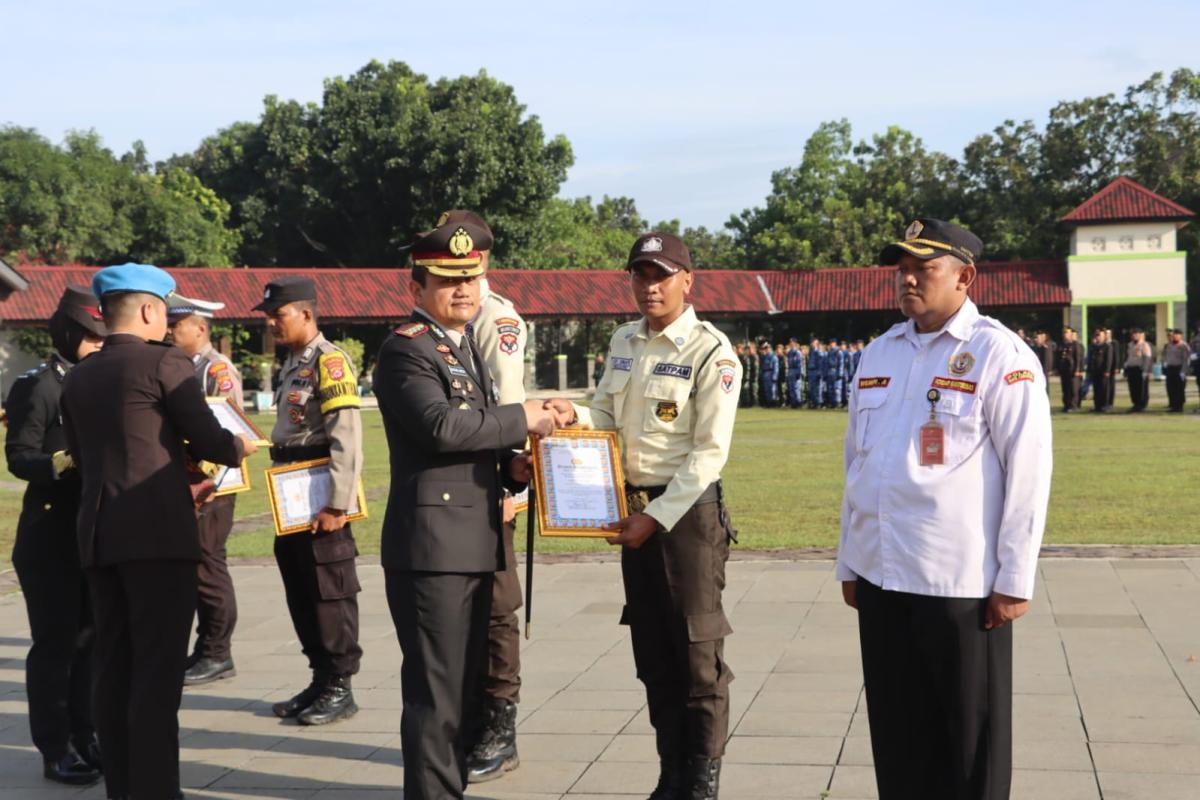 Puncak HUT Bhayangkara ke-79, Polisi dan Masyarakat Dapat Penghargaan Dari Polresta Tangerang