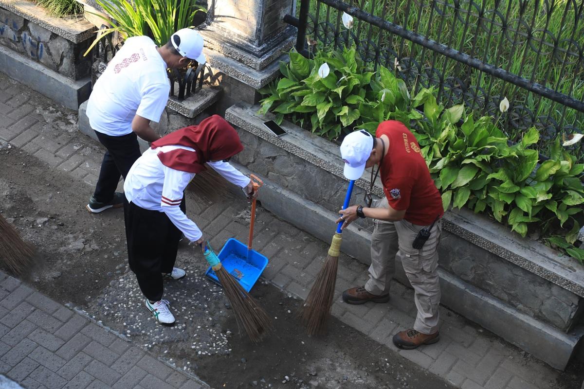 Program Ngosrek Purwakarta Raih Rekor MURI: Kerja Bakti Bersih Jalan oleh Peserta Terbanyak