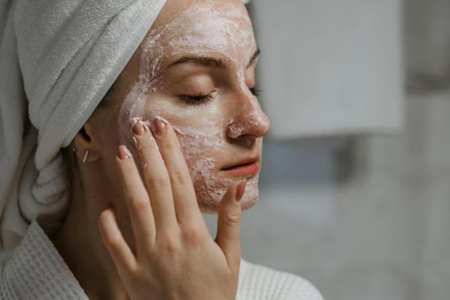 Mengenal Jenis Exfoliasi Wajah dan Cara Tepat Melakukannya
