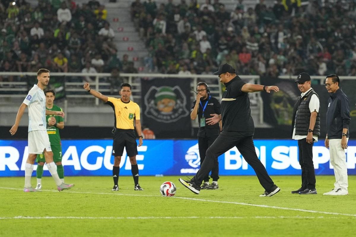 Menpora Dito Buka BRI Super League 2025-2026 dengan Tendangan Kick Off