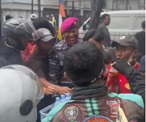 Prajurit Marinir Tebar Kesejukan Saat Demo, Borong dan bagikan Minuman untuk Ojol