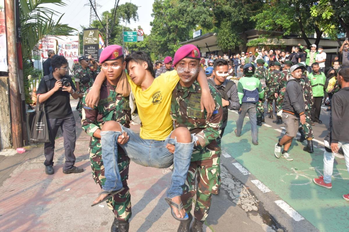 Humanis di Tengah Ricuh, Prajurit Marinir Redam Masa dengan Pendekatan Persuasif