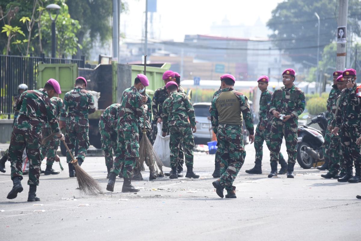 Marinir TNI AL dan Pemkot Jakpus Bersihkan Area Publik Pasca Demo