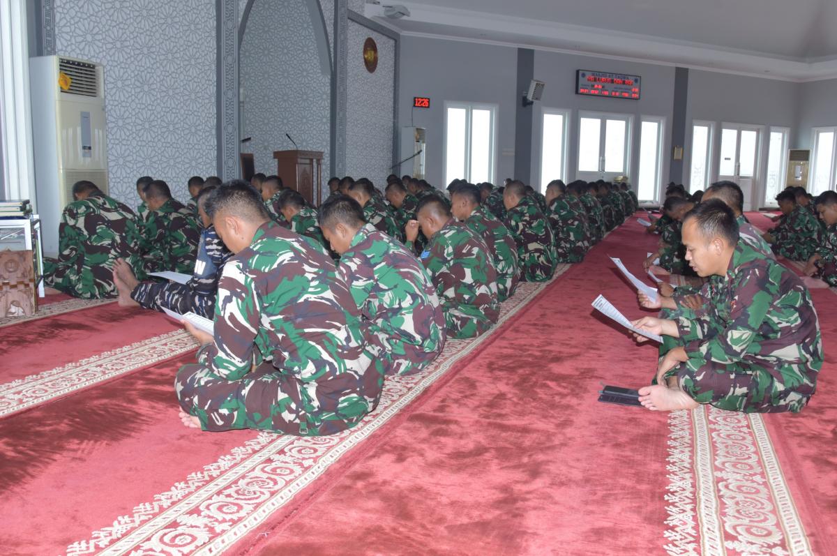 Marinir TNI AL dan Pemkot Jakpus Bersihkan Area Publik Pasca Demo