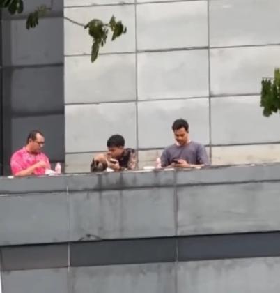 Viral! Tiga Orang Santai Makan Mie di Atas Gedung Kepolisian Saat Demo, Bikin Emosi Massa