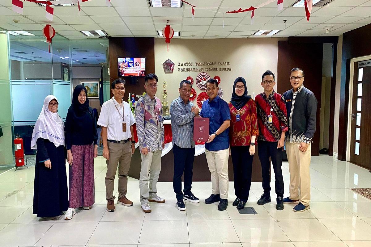 Bank Banten Terima Piagam Wajib Pajak dari KPP Pratama PMB
