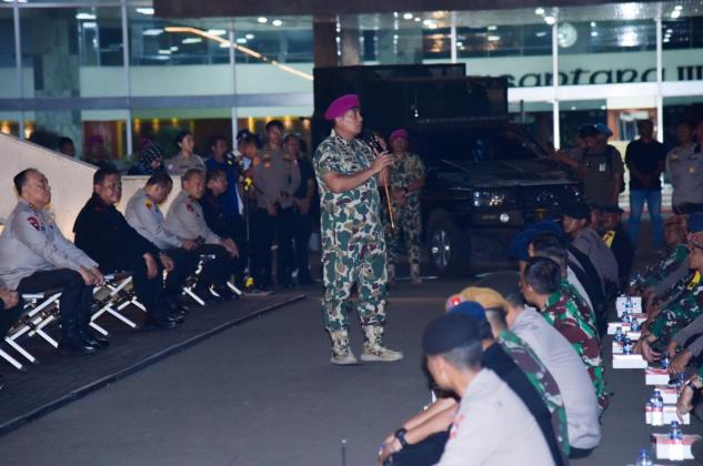 Pangkormar Dampingi Kapolri Tinjau Pasukan Pengamanan di Gedung DPR/MPR RI