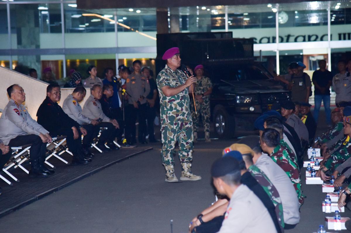 Pangkormar Dampingi Kapolri Tinjau Pasukan Pengamanan di Gedung DPR/MPR RI