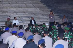 Pangkormar Dampingi Kapolri Tinjau Pasukan Pengamanan di Gedung DPR/MPR RI 010553